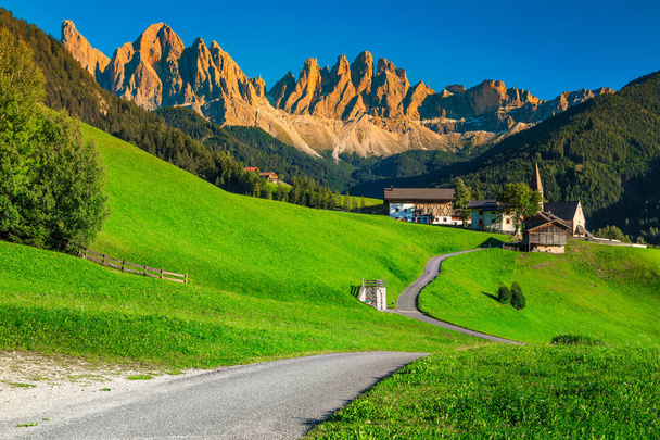 サンタ・マッダレーナ村、ドロミテ、イタリアと素晴らしい夏の高山風景  - 写真・画像