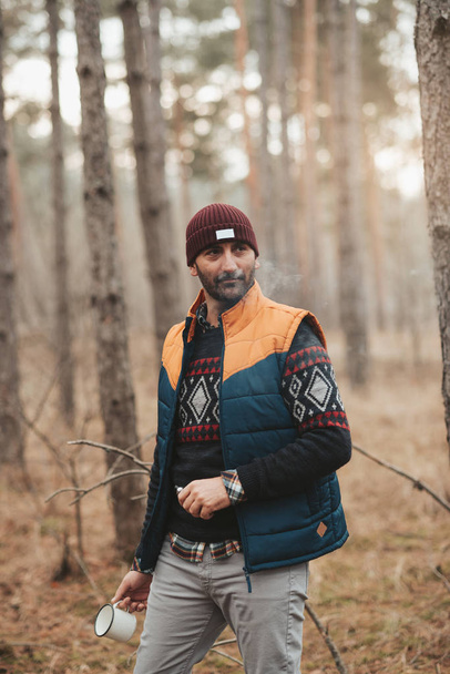 30-40 anos de idade homem caminhante na floresta
 - Foto, Imagem