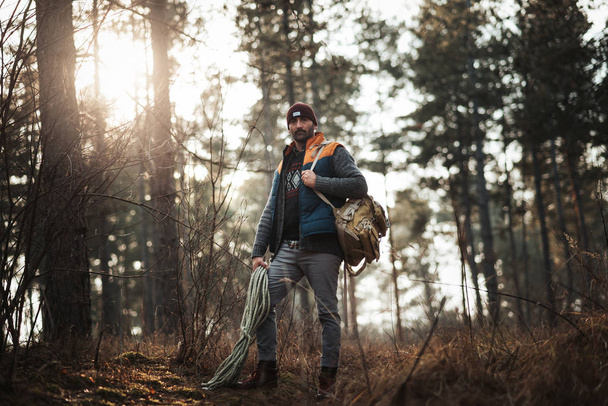 30-40 rok stary człowiek Hiker w lesie - Zdjęcie, obraz