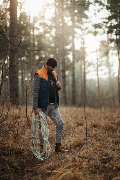 30-40 jaar oude man wandelaar in het bos - Foto, afbeelding