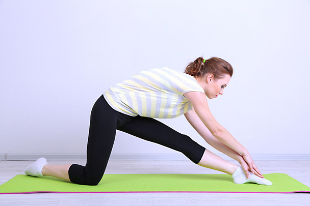 Portrait of beautiful young woman exercises - Фото, изображение