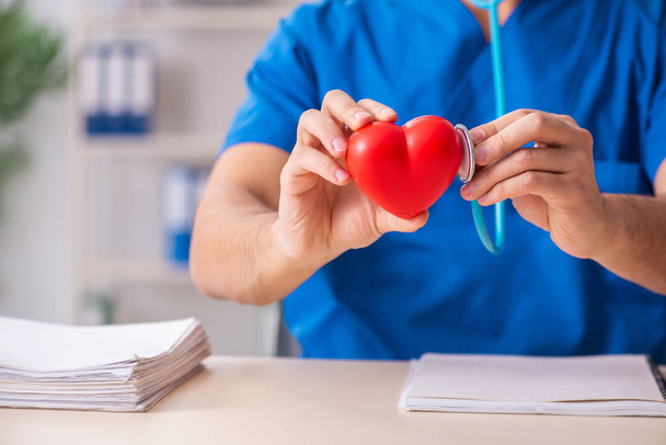 Αρσενικό ο γιατρός καρδιολόγος κρατώντας μοντέλο καρδιά  - Φωτογραφία, εικόνα