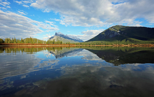 Mt Rundle and Sulphur Mountain - Vermilion Lake, Banff National Park, Alberta, Canadá
 - Foto, Imagem