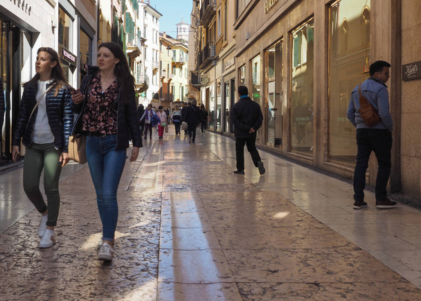 Ihmiset Veronan keskustassa
 - Valokuva, kuva