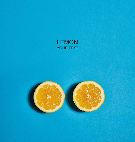 Diseño creativo hecho de limón sobre fondo azul. Piso tendido, vista superior, espacio para copiar. Concepto alimenticio
. - Foto, imagen
