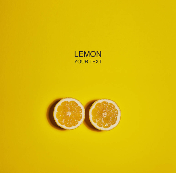 Diseño creativo hecho de limón sobre fondo amarillo. Piso tendido, vista superior, espacio para copiar. Concepto alimenticio
. - Foto, imagen