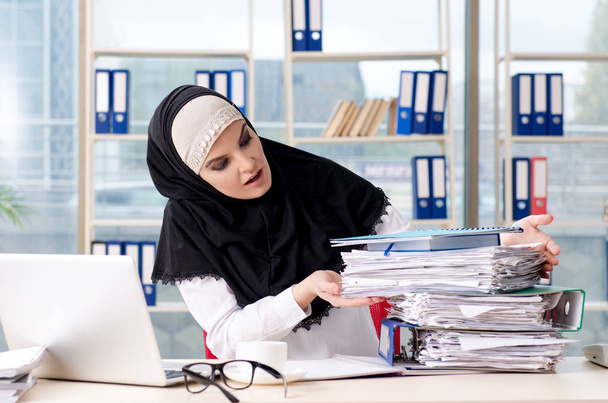 Γυναίκα μουσουλμάνος εργαζόμενος εργάζεται στο γραφείο  - Φωτογραφία, εικόνα