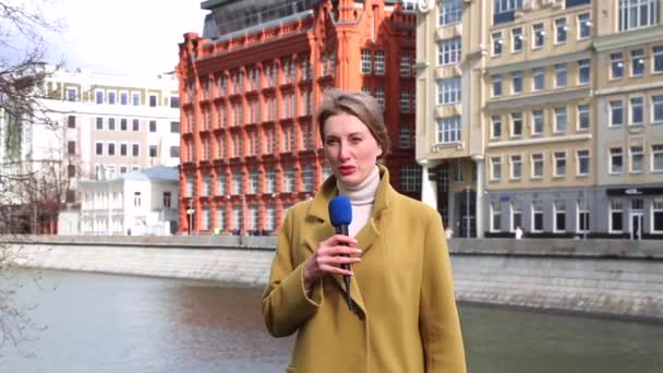 Beautiful girl reporter broadcasts - Footage, Video