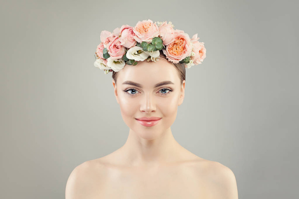 Beauty portrait of young model woman with clear skin and flowers - Фото, зображення