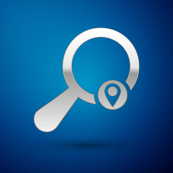 Silver Search hely ikon izolált kék háttér. Nagyító a mutató előjellel. Vektoros illusztráció - Vektor, kép