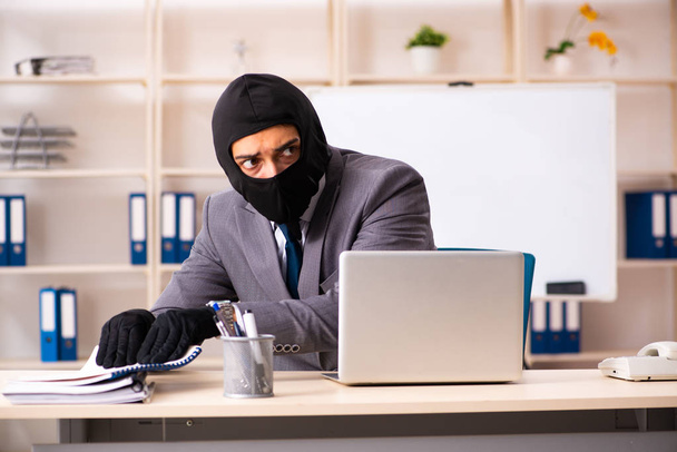 Un gangster masculin vole des informations au bureau  - Photo, image