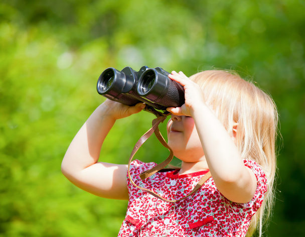 Child looking through binoculars - Valokuva, kuva