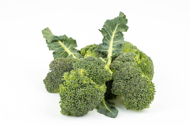 Čerstvá zelenina brokolice izolovaná na bílém pozadí - Fotografie, Obrázek