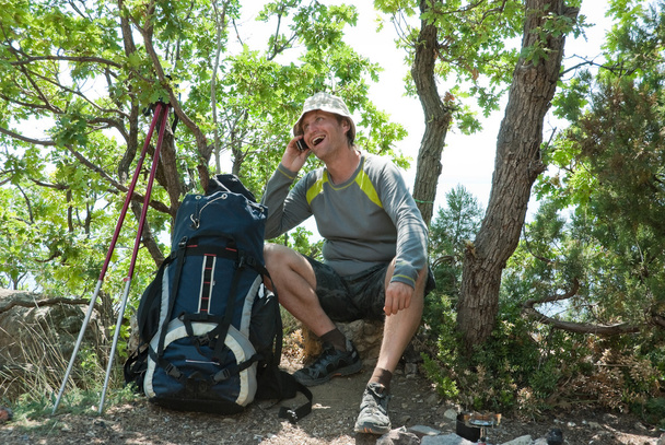 Happy hiker calling home - Foto, Imagen