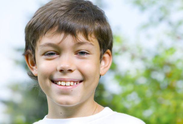 πορτρέτο του ευτυχής χαμογελαστό παιδί στο περιβάλλον, το καλοκαίρι - Φωτογραφία, εικόνα