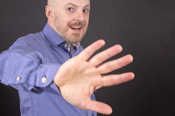 Szakállas férfi mutat egy kéz stop jel - Fotó, kép