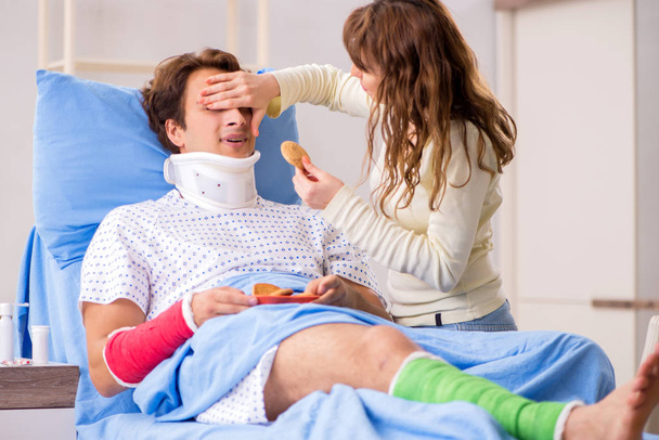 Milující manželka starat se o zraněného manžela v nemocnici  - Fotografie, Obrázek