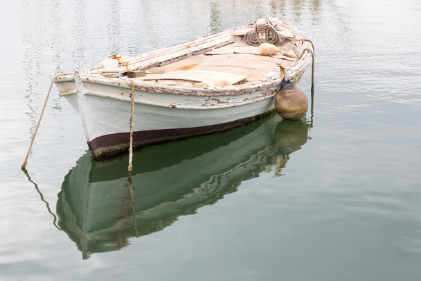 Vieux bateau à rames en bois
 - Photo, image