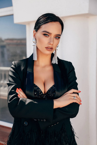 beautiful sexy woman with dark hair in luxurious clothes - Foto, immagini