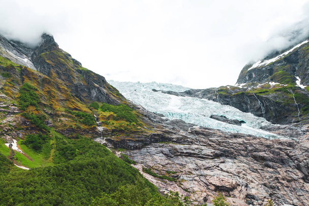 Landschaft mit Fluss in der Nähe des Gletschers Briksdalsbreen - Foto, Bild