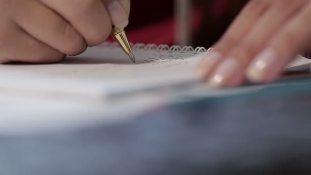 femme écrivant dans un carnet - Séquence, vidéo