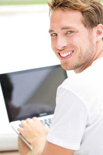 Laptop man smiling happy using computer outside - Valokuva, kuva