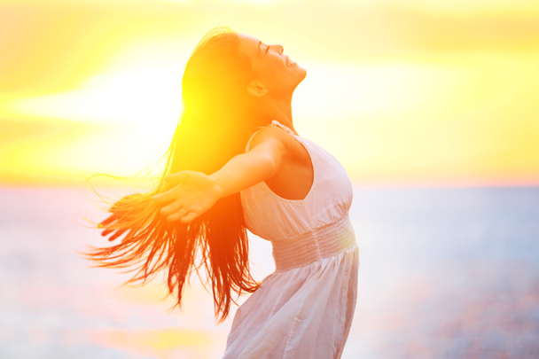 gratuit heureux femme profiter coucher de soleil
 - Photo, image