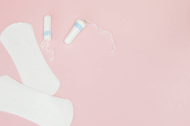 Women intimate hygiene products - sanitary pads and tampons on p - Valokuva, kuva