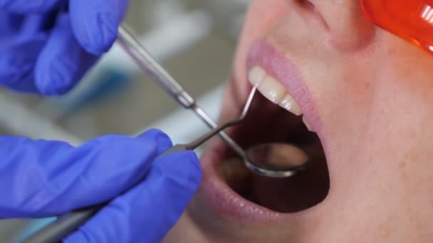 Dentista tratar os dentes para a mulher paciente na clínica
. - Filmagem, Vídeo