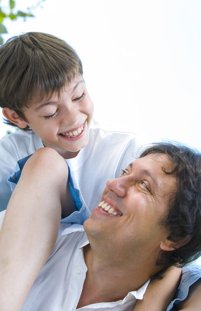 Muotokuva nuoresta onnellisesta isästä kiirehtimässä poikansa kanssa
 - Valokuva, kuva