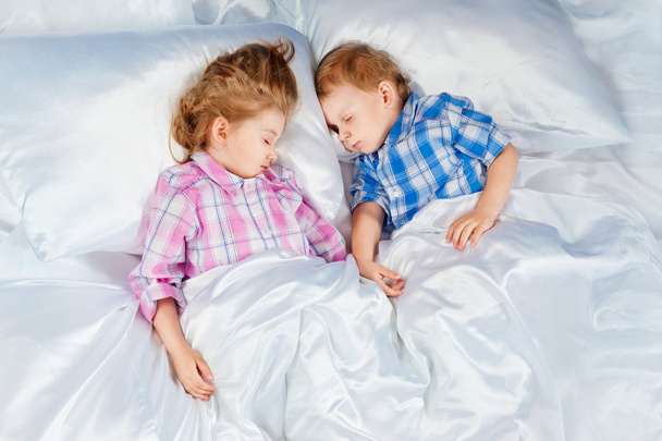 Two children asleep in bed - Fotoğraf, Görsel