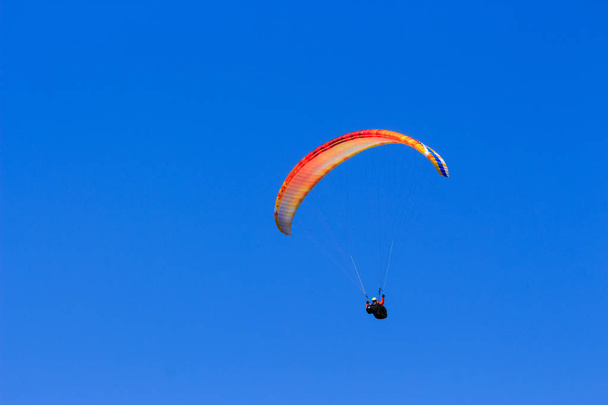 Paraglider flying in a blue sky - Φωτογραφία, εικόνα