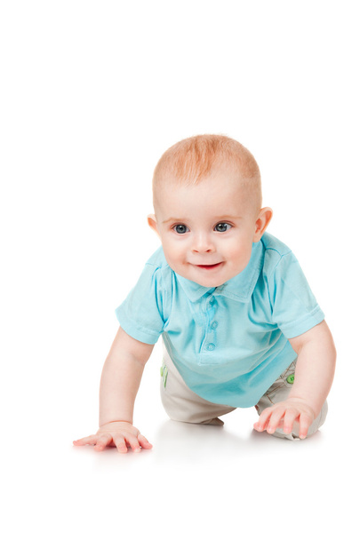 glimlachende baby kruipen vooruit - Foto, afbeelding