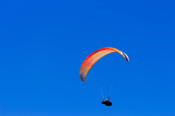 Парагвайдер летить у блакитному небі
 - Фото, зображення