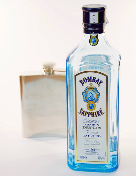 Sapphire Geneva Bottle and metal flask  - Foto, imagen