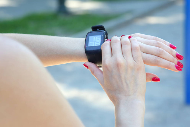 спортивные часы на руке женщины
 - Фото, изображение