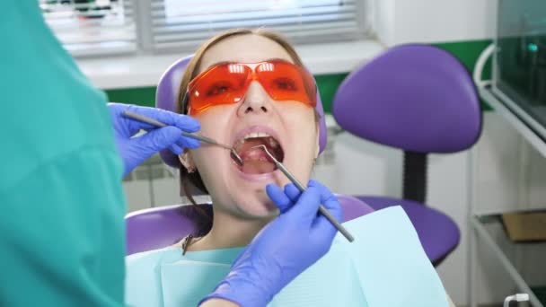 Giovane donna in visita preventiva in poltrona dentale dal dentista. concetto di cura dei denti
. - Filmati, video