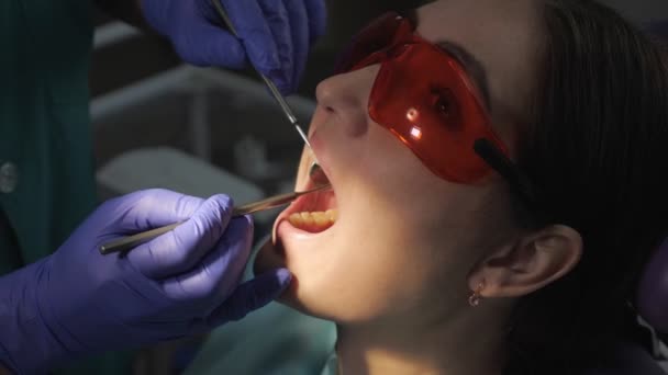 歯医者の椅子の予防検査の若い女性。歯のケアの概念. - 映像、動画