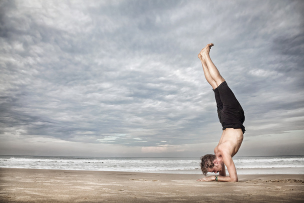 Yoga near the ocean - Foto, imagen