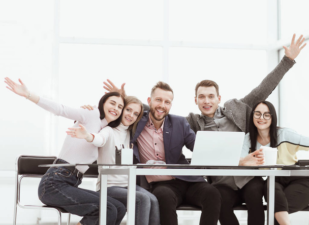 happy business team sitting at the Desk - Foto, Imagen