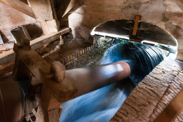 Détail intérieur du fonctionnement d'un moulin à vent traditionnel néerlandais
 - Photo, image