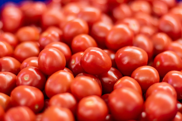 Délicieuses tomates rouges framboises avec fond flou
 - Photo, image