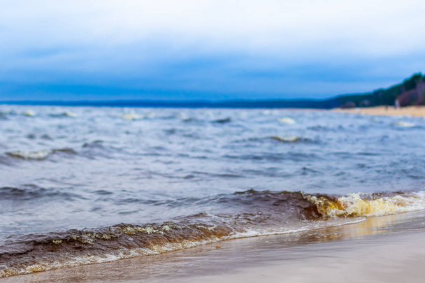 Узбережжя Балтійського моря на тлі грозського неба . - Фото, зображення