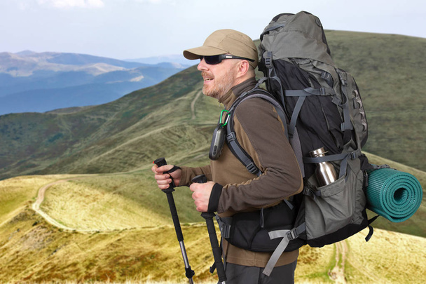 Feliz turista masculino com mochila está viajando nas terras altas
 - Foto, Imagem