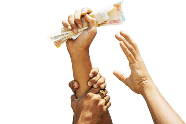 Konzept, das die Gier nach Geld zeigt, Hände, die versuchen, Geld von anderen perosn Händen zu ergreifen. - Foto, Bild