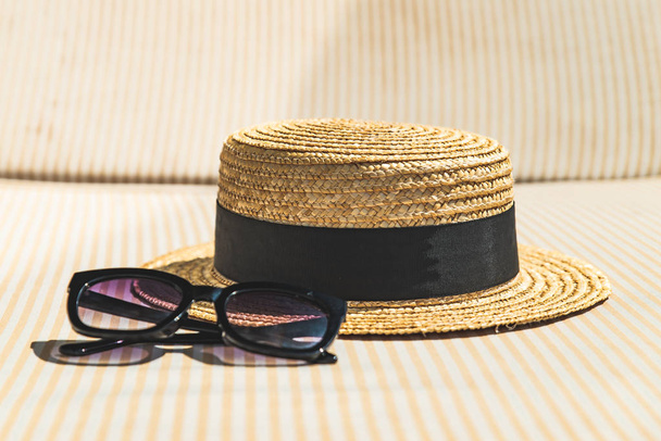 sombrero con gafas de sol en la tumbona
 - Foto, imagen