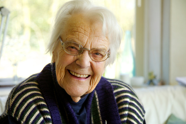 Kameraya bakarak ve gülümseyen yaşlı kadın - Fotoğraf, Görsel