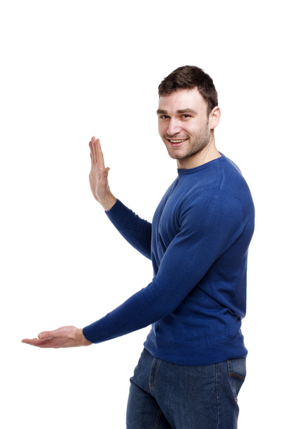 Hombre guapo haciendo un gesto a la izquierda aislado en blanco
 - Foto, imagen