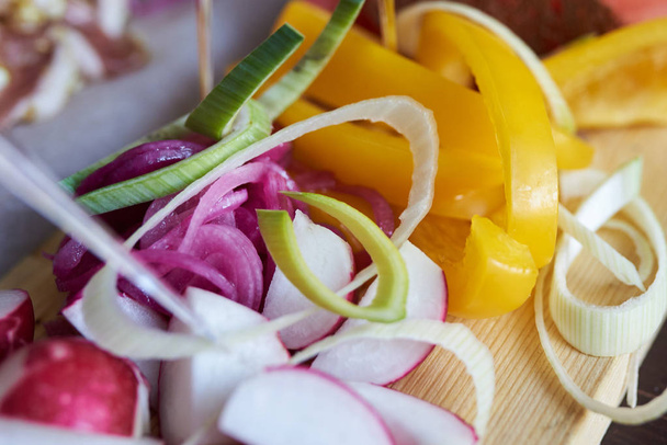 Gemüse und Fleisch in Scheiben geschnitten mit Sauce. Selektiver Fokus. - Foto, Bild