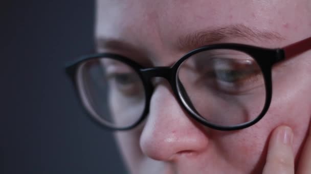 Žena v brýlích oko vypadá monitor, surfování Internet - Záběry, video